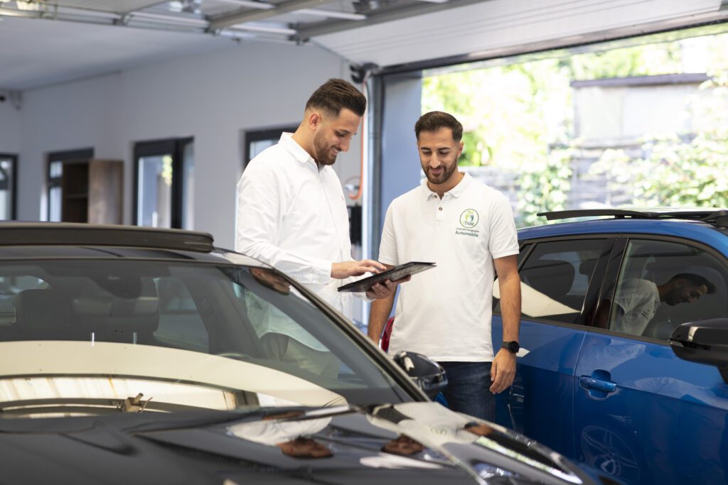 Das Team aus Autoankauf-Experten bespricht Autoangebot in Solinger Fahrzeughalle