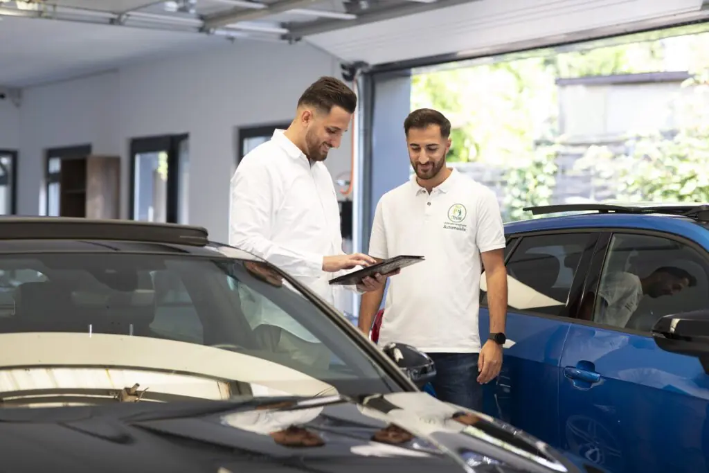 Das Team aus Autoankauf-Experten bespricht Autoangebot in Solinger Fahrzeughalle