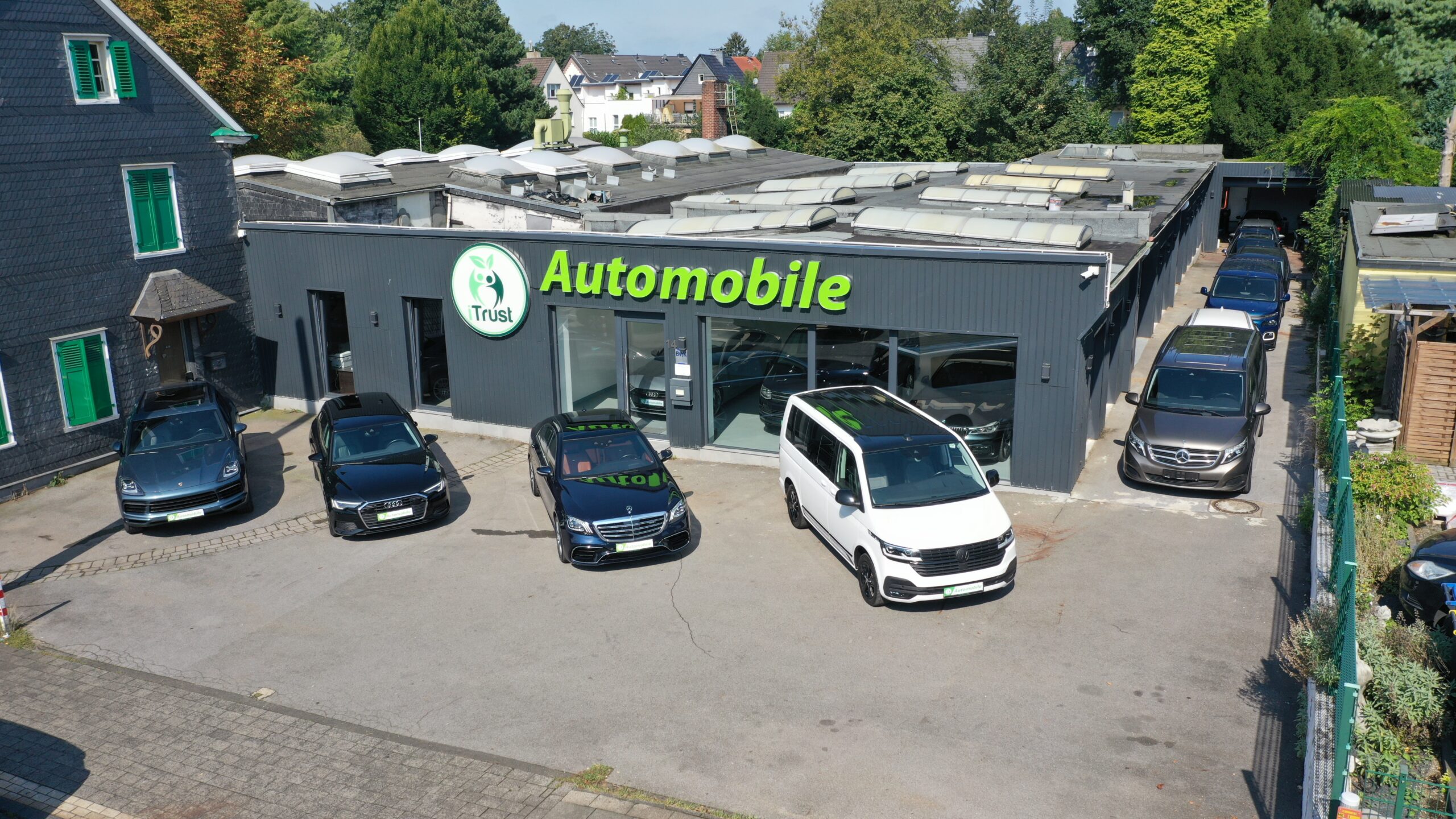 Luftaufnahme des Autohauses iTrust Automobile mit hochwertigen Gebrauchtwagen in Solingen.