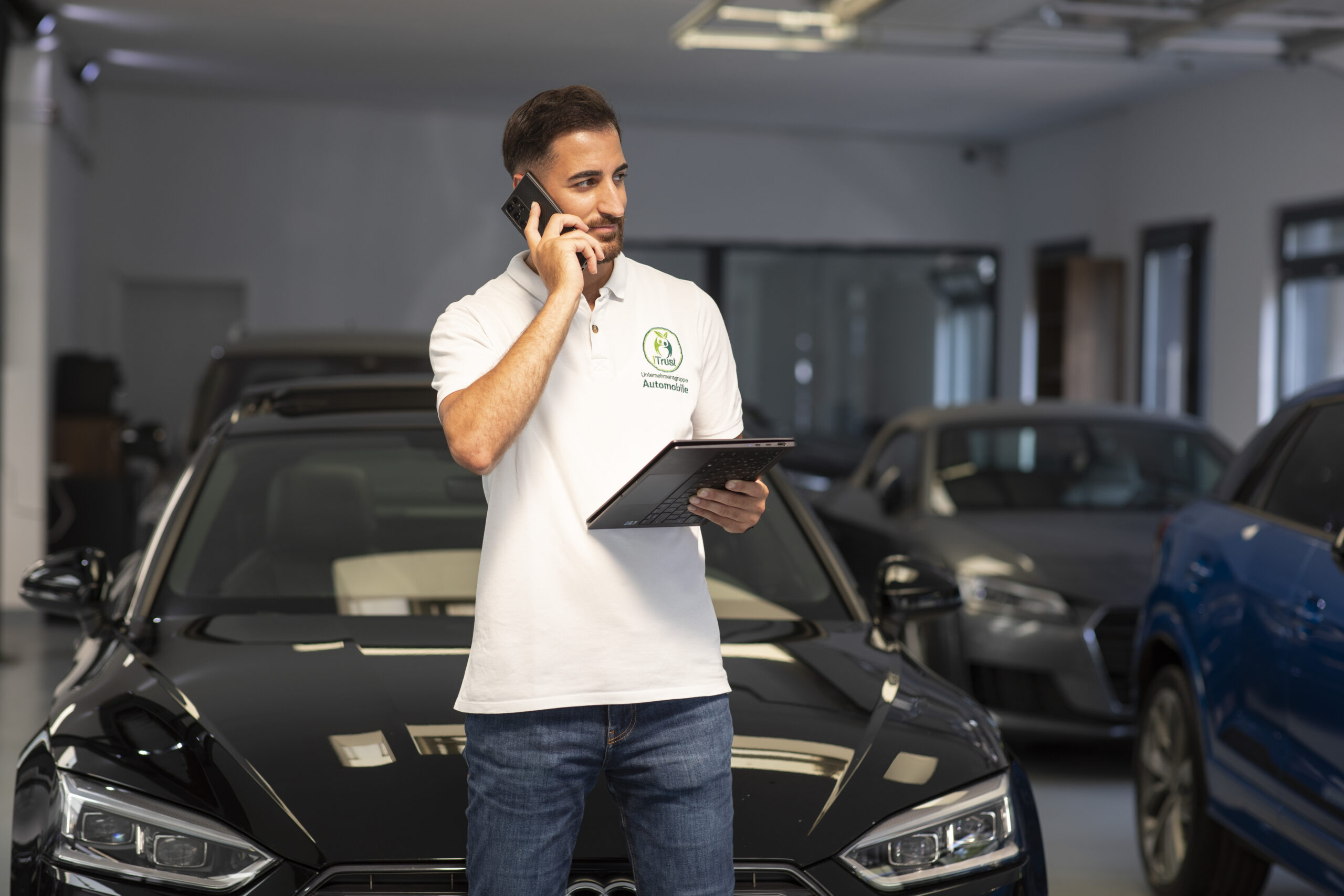 Suleyman Tün von iTrust Automobile organisiert telefonisch die Fahrzeugzulassung in Solingen.